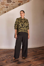 Load image into Gallery viewer, Elastic Front Hem Print Shirt - Moss/Black