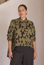 Load image into Gallery viewer, Elastic Front Hem Print Shirt - Moss/Black