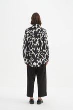 Load image into Gallery viewer, Elastic Front Hem Print Shirt - Black/Cream