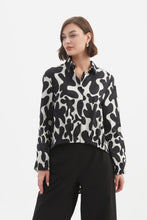 Load image into Gallery viewer, Elastic Front Hem Print Shirt - Black/Cream