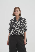 Load image into Gallery viewer, Elastic Front Hem Print Shirt - Black/Cream
