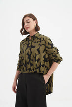 Load image into Gallery viewer, Elastic Front Hem Print Shirt - Moss/Black