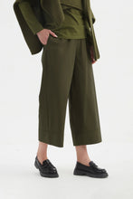 Load image into Gallery viewer, Classic Trouser - Khaki