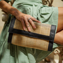 Load image into Gallery viewer, Seoul Clutch - Black