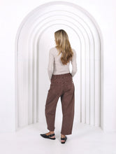 Load image into Gallery viewer, Leo Barrel Jeans - Chocolate