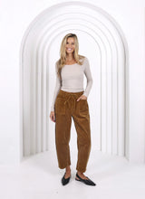 Load image into Gallery viewer, Leo Barrel Cord Jeans - Camel