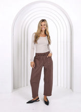 Load image into Gallery viewer, Leo Barrel Jeans - Chocolate
