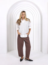 Load image into Gallery viewer, Leo Barrel Jeans - Chocolate
