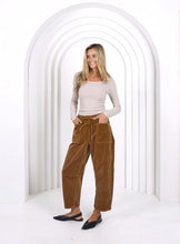 Load image into Gallery viewer, Leo Barrel Cord Jeans - Camel
